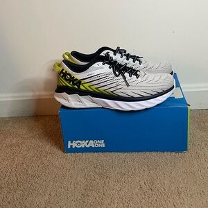 Hoka One One Arahi 4
